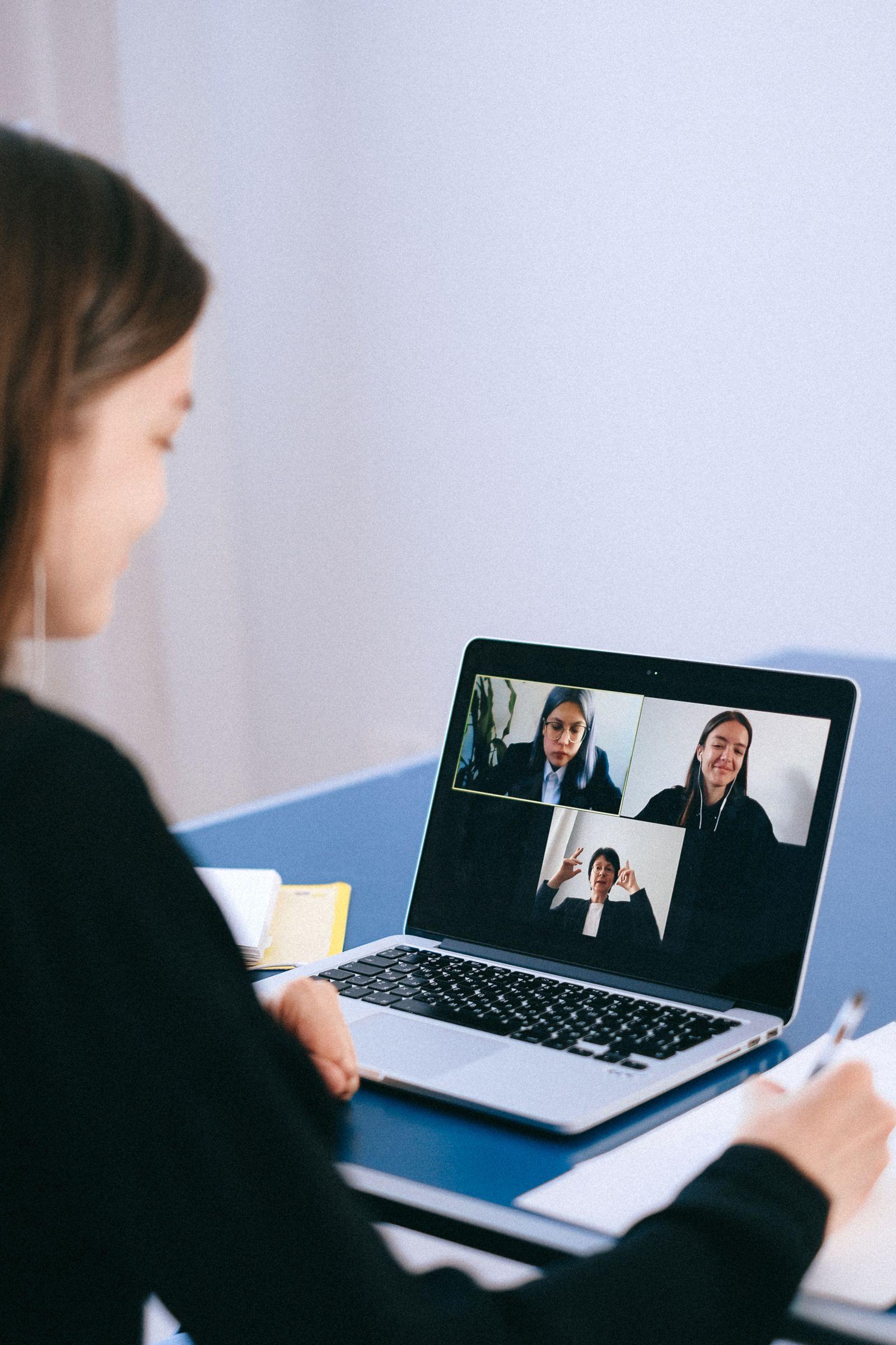 Femme en visioconférence avec trois interlocutrices sur son ordinateur portable
