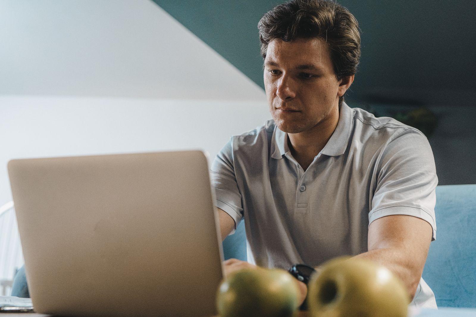 Homme travaillant sur son ordinateur portable à la maison