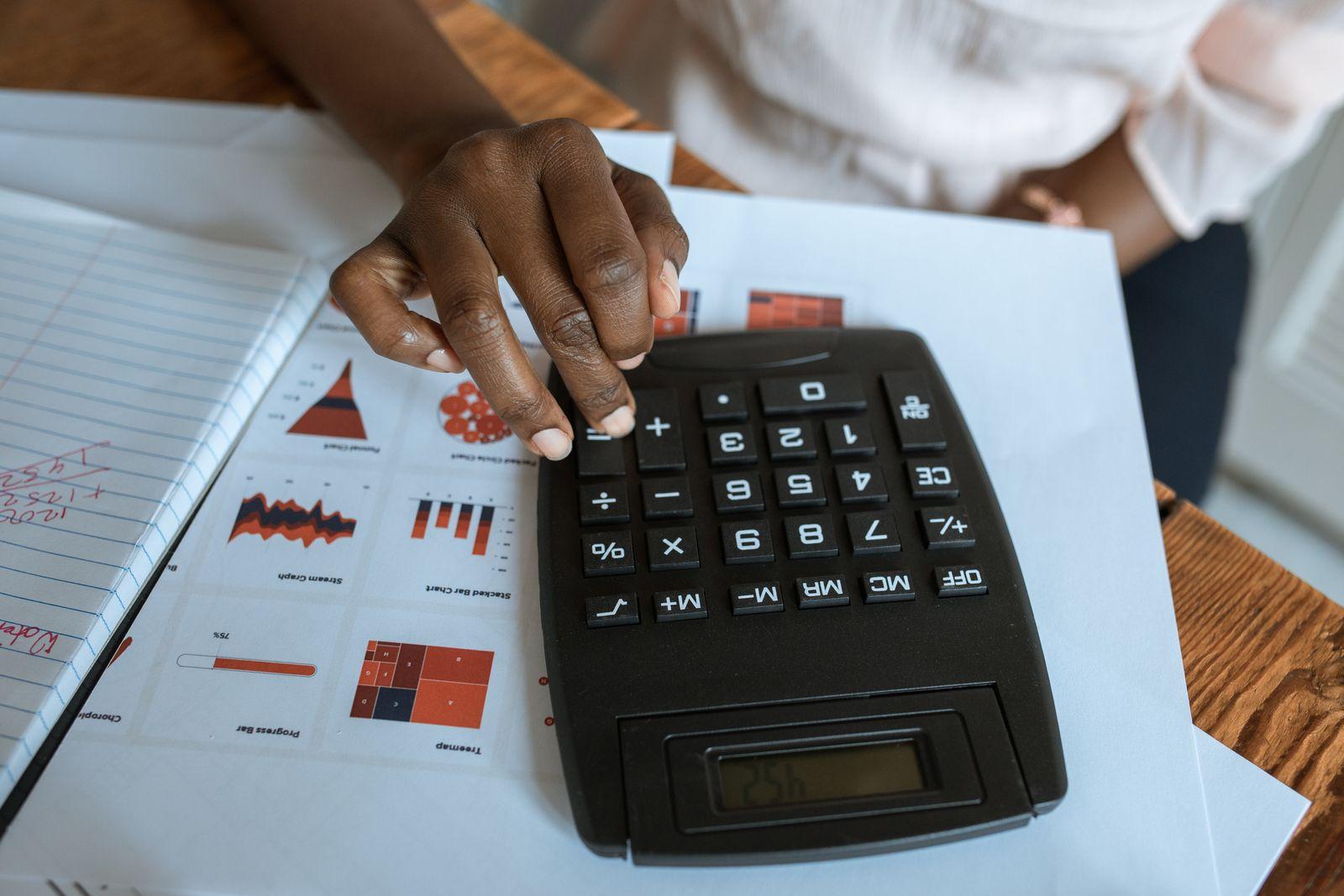 Calculatrice et documents financiers avec graphiques sur un bureau